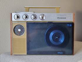Rp-1027 Aircastle Vtg Portable Solid State Am/fm Radio/phonograph Record Player