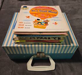154b Atco 1987 Portable Suitcase 45 Vinyl Player With 17 Records From 1960s-1980s