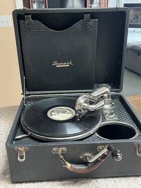120568 Brunswick 1923 Portable Phonograph
