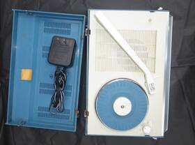 32pi6 Emerson Vintage Portable Record Player