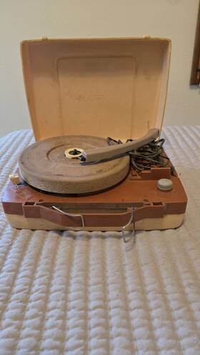 Fs-18 Fada Vintage 1950s Portable Suitcase Record Player In A Brown And Yellow As-is