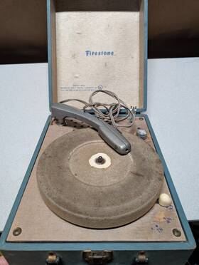 4b14 Firestone Vintage Model 4v14 Record Turntable 33/45/78. Runs