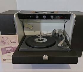 T440 Ge Vintage General Electric Trimline Series 400 Solid State Stereo Record Player