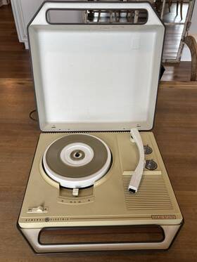 V511-g Ge General Electric Transistor Solid State Record Player Vintage 4 Speed Brown