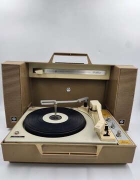 V934p General Electric Vintage Wildcat Portable Stereo Record Player With Speakers