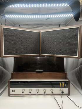 1k8900 Magnavox Vintage Record Player/ Turntable/ Stereo Two 12 Inch Tall Speakers