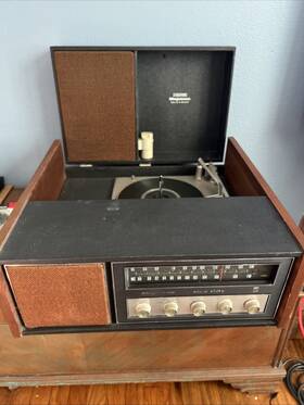1p2903 Magnavox Vintage Desktop Stereophonic Am/fm Record Player Radio Works