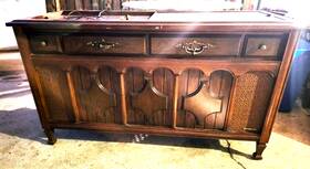 1p3653 Magnavox 1960s Vintage Stereo Console With Pecan Finish. Needs A New Needle