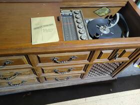 1st6 Magnavox Vintage Record Player Console