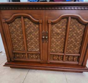 4639959 Magnavox 1960s Astro Sonic Radio/record Player. Doesnftt Turn On