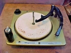523117-1 Magnavox Vintage Feather Touch Custom 4 Speed Stereo Turntable