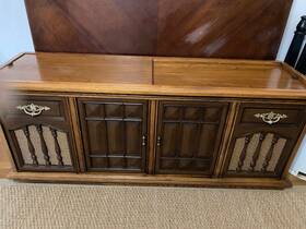5680397 Magnavox Vintage Stereo Console With Micromatic Record Player And Am/stereo Fm Radio