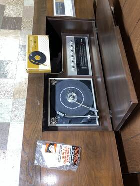 60673 Magnavox Vintage Astro-sonic Solid State Stereo Console Walnut Finish