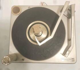 W620-15-00 Magnavox Vintage 1960s Micromatic Record Player Turntable Turns Read