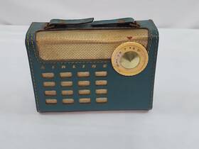 1092a Montgomery Ward Vintage Airline Portable Leather Bodied Tube Radio Model