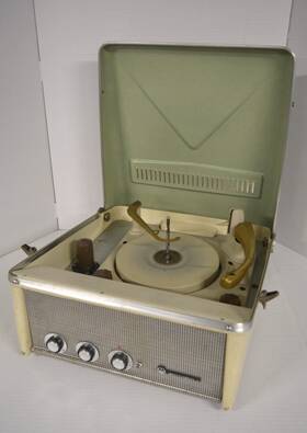 5r23-g Motorola Vintage Portable Fiberglass Record Player Am Radio -parts/repair