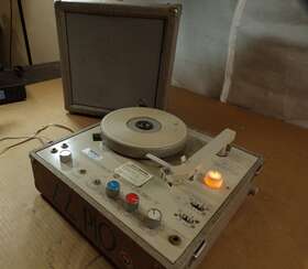 Rt-1230 Newcomb V Record Player / Powers On For Parts Or Repair