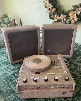 Rt-1235v Newcomb Sweet Stereo Phonograph With Twin Oxford Speakers - New Stylus