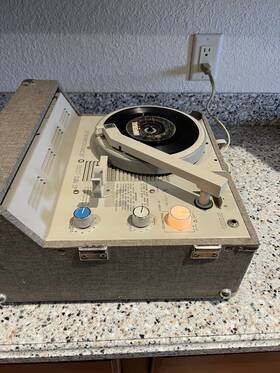Rt-12p Newcomb Vintage Rt-12 P Record Player Suitcase Portable With 2 Extra Speakers