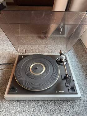 7841 Philips Turntable Receiver And Speakers