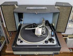 Vfp56e Rca Victor Portable Record Player - 1964 Solid State Turns On And Spins