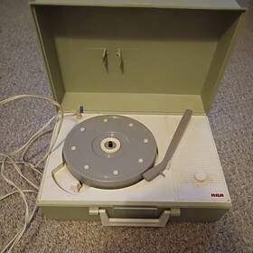 Vmp12b Rca Portable Solid State Phonograph. Needs Repair. Good Cond