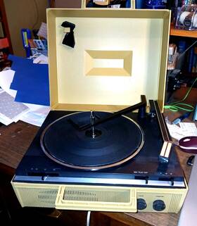 Rca Vwp220-bv Vibra Portable Suitcase Chamois Yellow Record Player