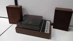 13-1138 Realistic Stereo Turn Table Model And Speaker Bundle
