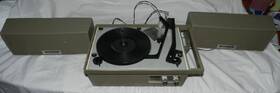 13-1147 Realistic Vtg. Solid State Automatic Portable Record Player With Speakers