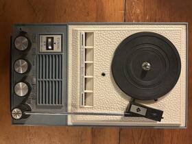 Re-509 Ross Electronics Corporation Petit Companion Portable Record Player Radio As Is