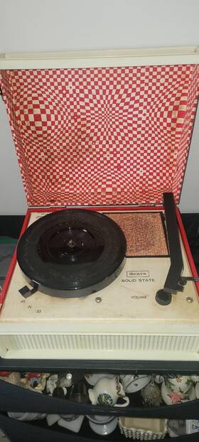 390.3233300 Sears Vintage 1970s Portable 45 Rpm Record Player Sear 5 1/2 Inch H X10 In X 12in W