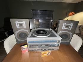 132.91827450 Sears Roebuck And Co. Stereo System Model 91827450 Speakers Am Fm Cassette Player All In One