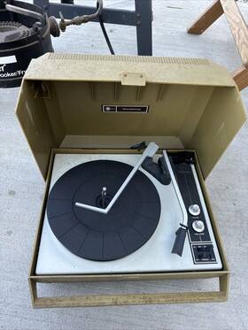 528.32663101 Silvertone Vintage Stereo Solid State Portable Record Player