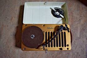 8148 Silvertone Vintage Portable Metal Cabinet Record Player