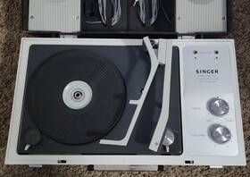 He-2220 Singer Vintage 1960s Portable Transistorized Phonograph Player 4-speed