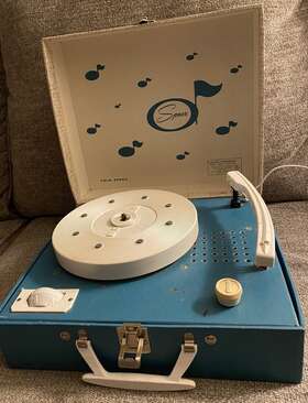 44800 Spear-tone 4 Speed Phonograph Record Player Model 400 The Co Porter