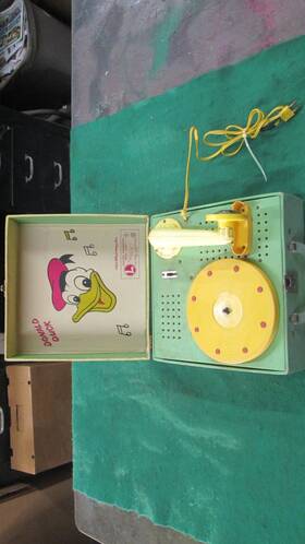 41030-1 The Lionel Corporation Electronic Phonograph Model Vintage Donald Duck Record Player