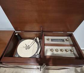 484951 The Voice Of Music Hifi Record Player And Radio