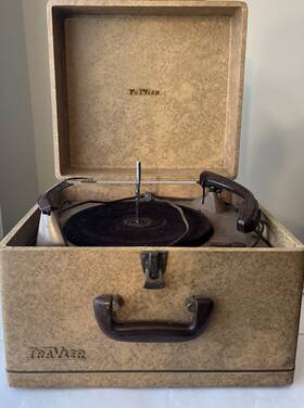 7055 Trav-ler 1950s Record Player Not Tested Looks Good
