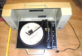 6512-67 Truetone Vintage Portable Record Player Model Mae