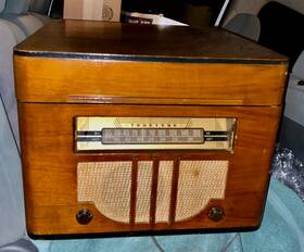 D-2642 Truetone Vintage/antique D2642 78 Rpm Record Player And Radio Combo