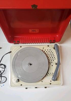 Dc-5902 Truetone Vintage Record Player Model Dc-5902. Turns On And Spins. Needs Work