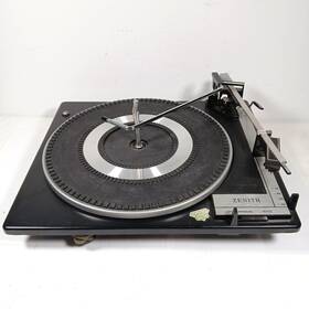 169-570 Zenith Record Changer / Player 1980 Model - For Repair Or Parts Only