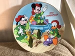Vtg 1993 Christmas Santa's Workshop Disney 17160/50000 Collectors Plate Pre-own. Fixed Price $19.99.