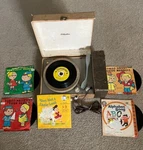 Vintage Silvertone #8233 Player Phonograph +5 Records 1960 Great 4 Speeds. Fixed Price $35.00.